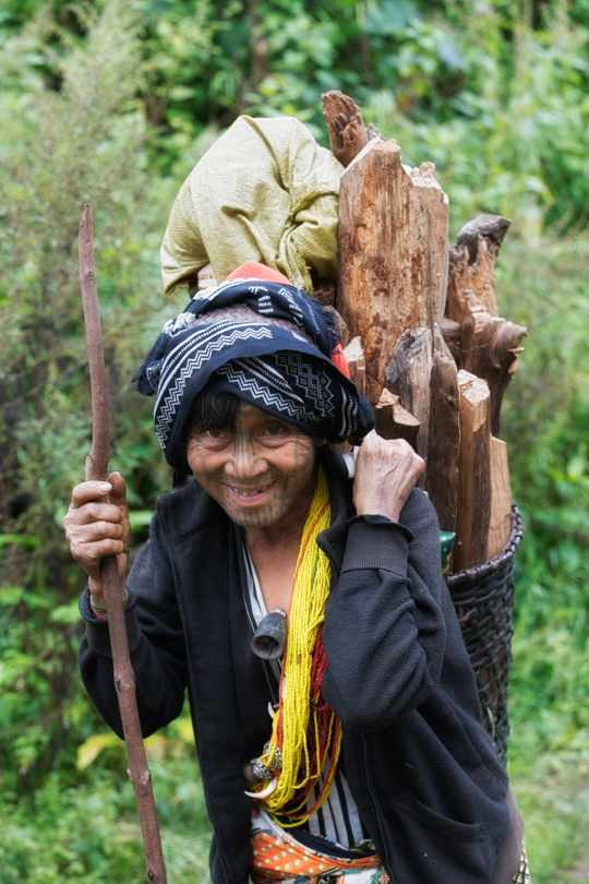 Chin woman carrying wood Sony A7RII w/Sony f2.8 70-200mm