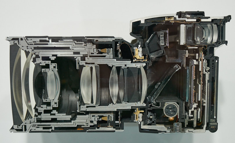 who doesn't like seeing things cut in half. Here's a cross section of the Sony A99 II.