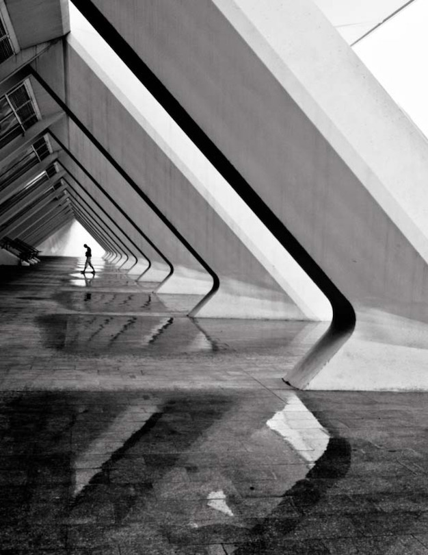 Shulman images often times used single point perspective to carry the viewer through the interior of the building. ©Shulman