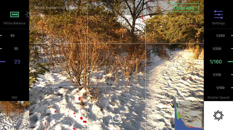 Raw+ offers a different layout, but is equally easy to handle with an all-manual interface. Clipped highlights are shown as red pixels; clipped shadows as blue.