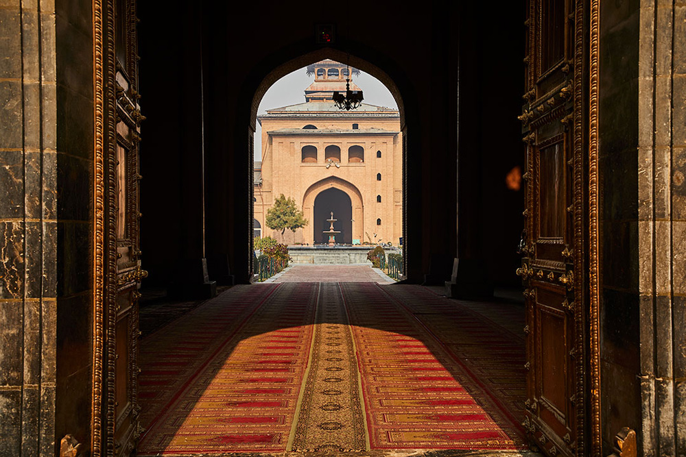 A reduction of content, by pointing the camera down and excluding unnecessary information, creates a much stronger composition.