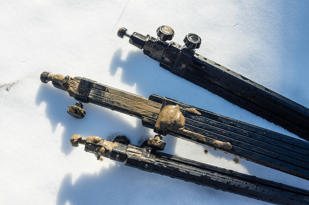 The legs have a very open sliding and locking mechanism 
