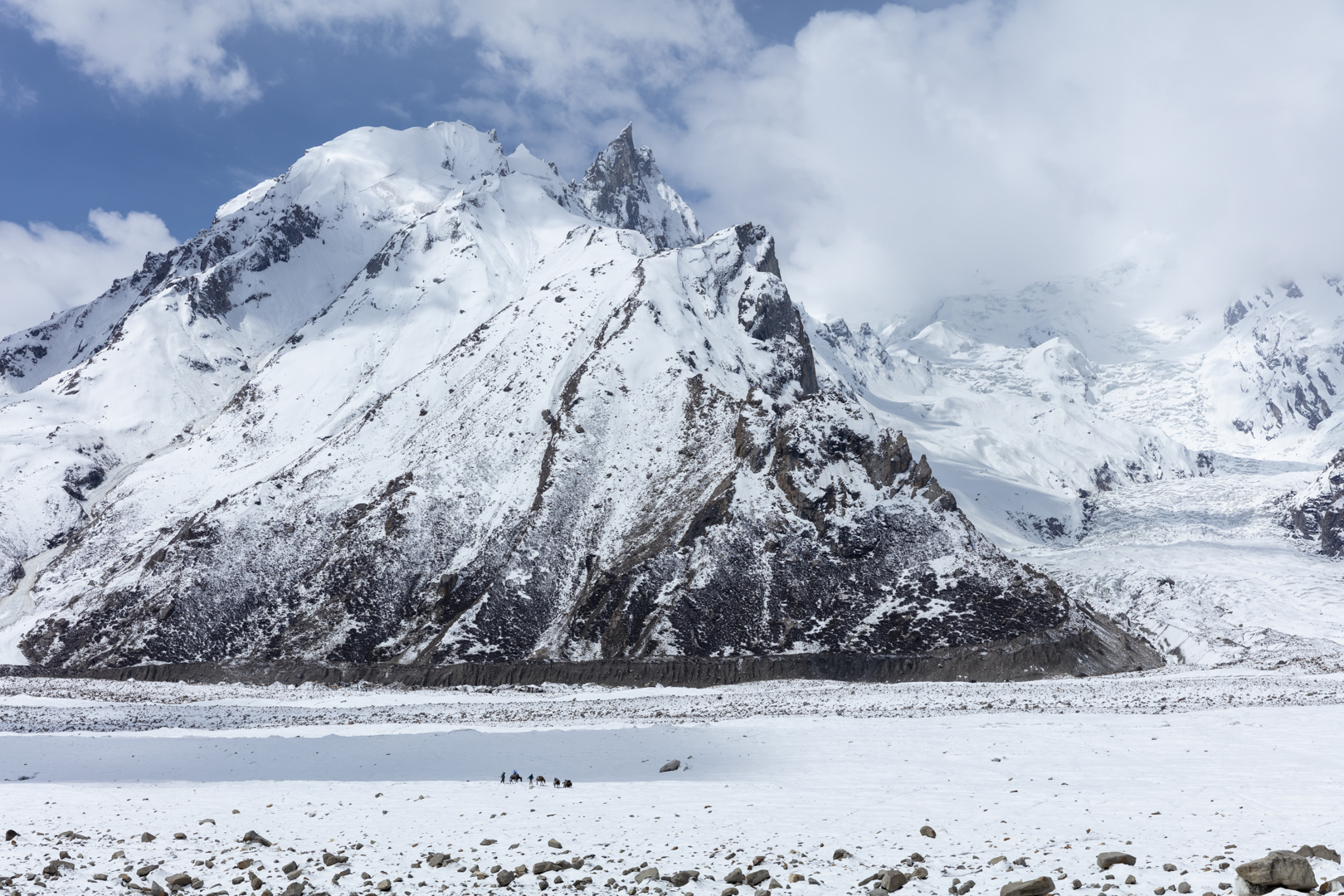 Porters, Biafo Glacier, Panmah Muztagh, Karakoram Mountain, Pakistan
