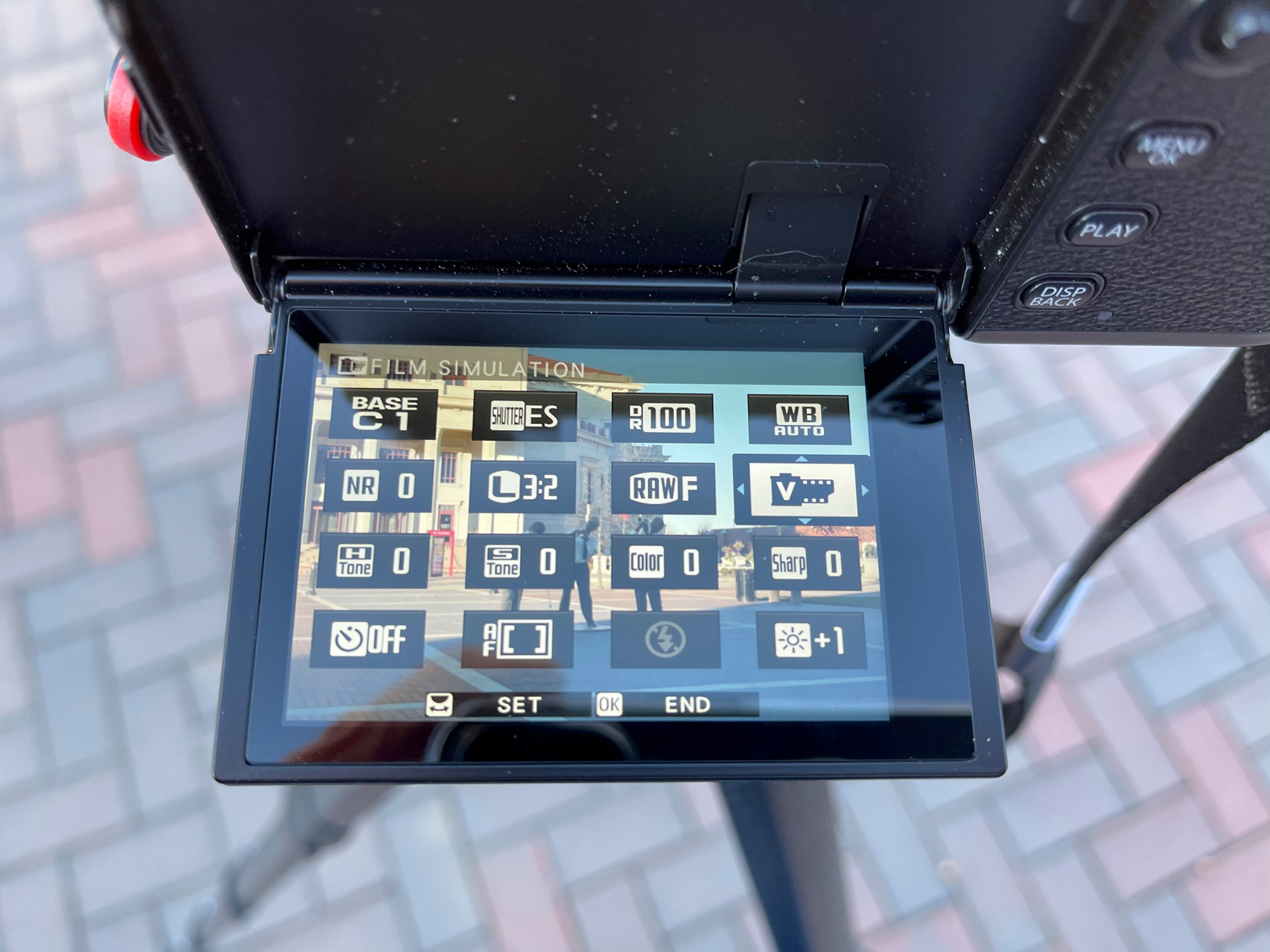 Setting the Q menu was not easy with a flip down screen