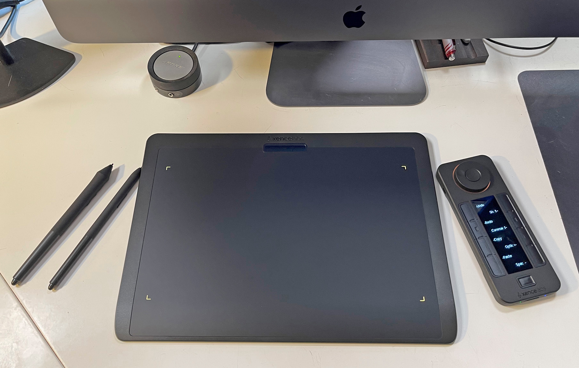 The Xencelab Tablet with two pens and remote