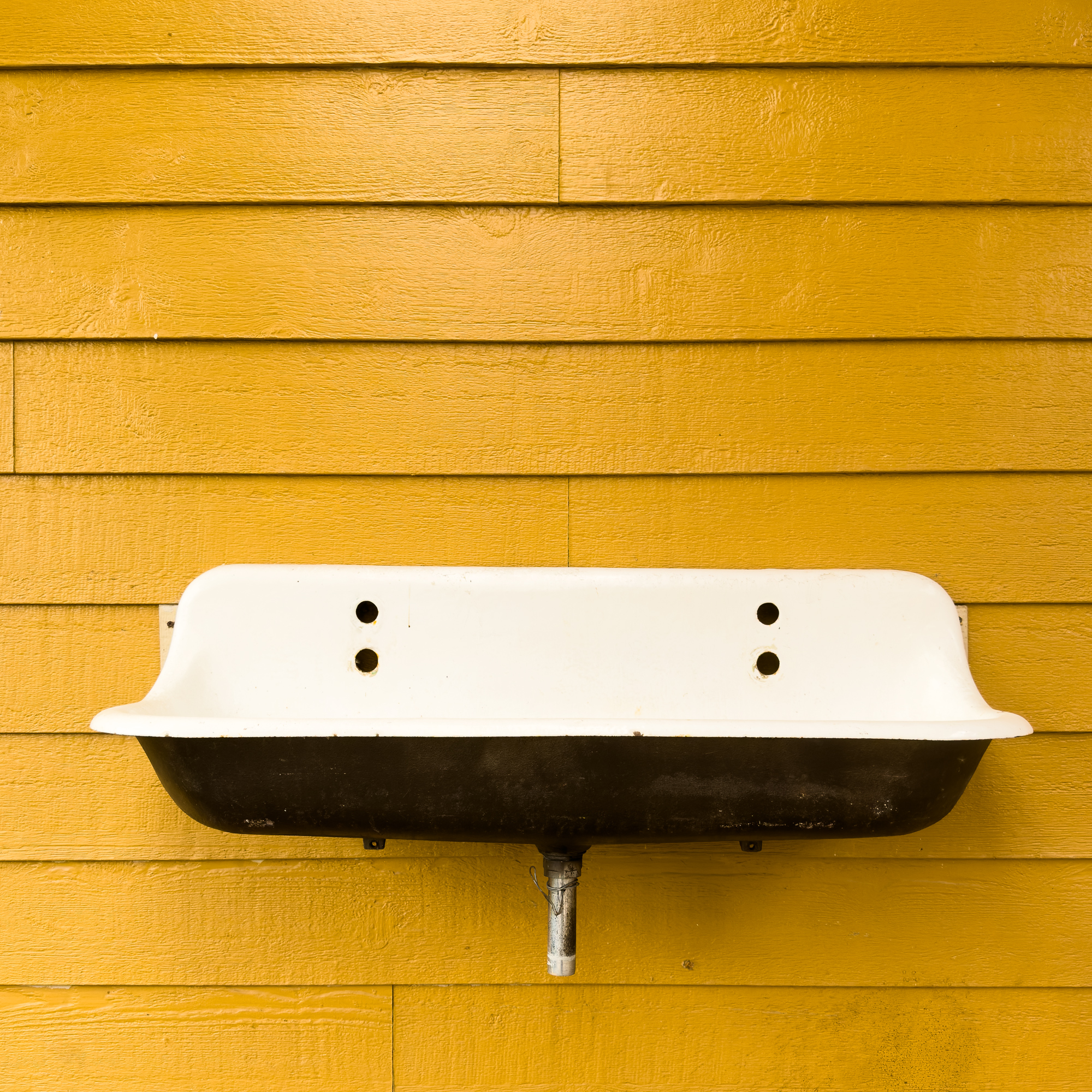 A nowhere sink. Not sure how it works with no drain and faucets but someone thought it was a good idea to put it on this wall just in case a photographer came along.