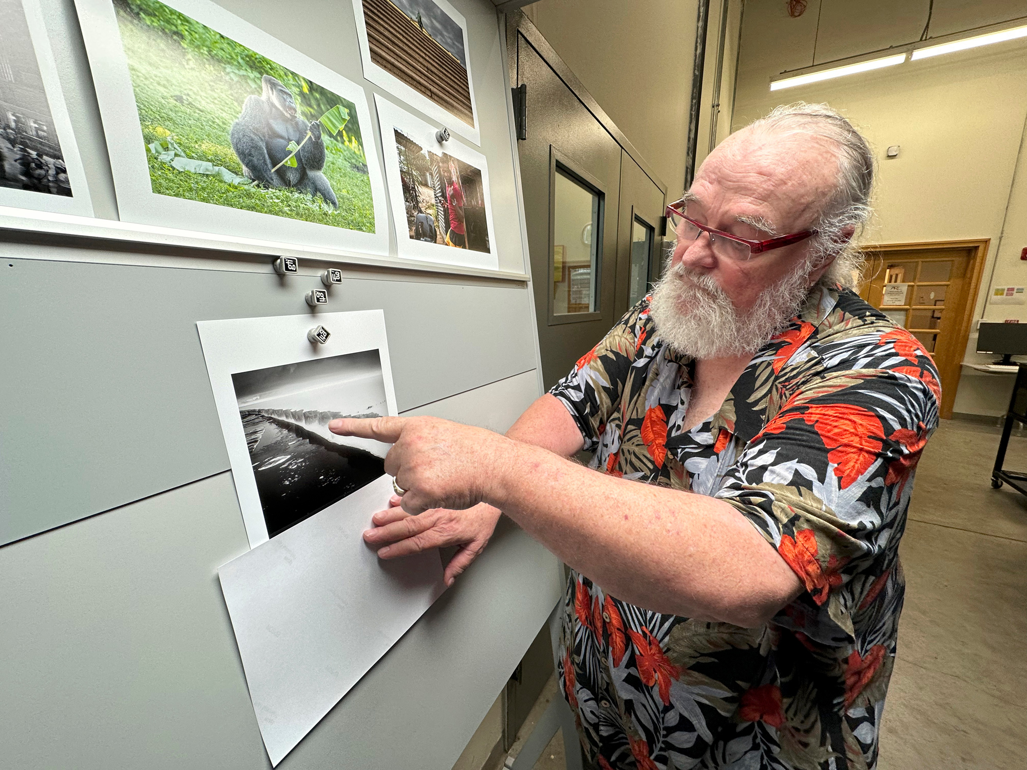 Jeff Schewe pointing out aspects of a print in a Print Workshop