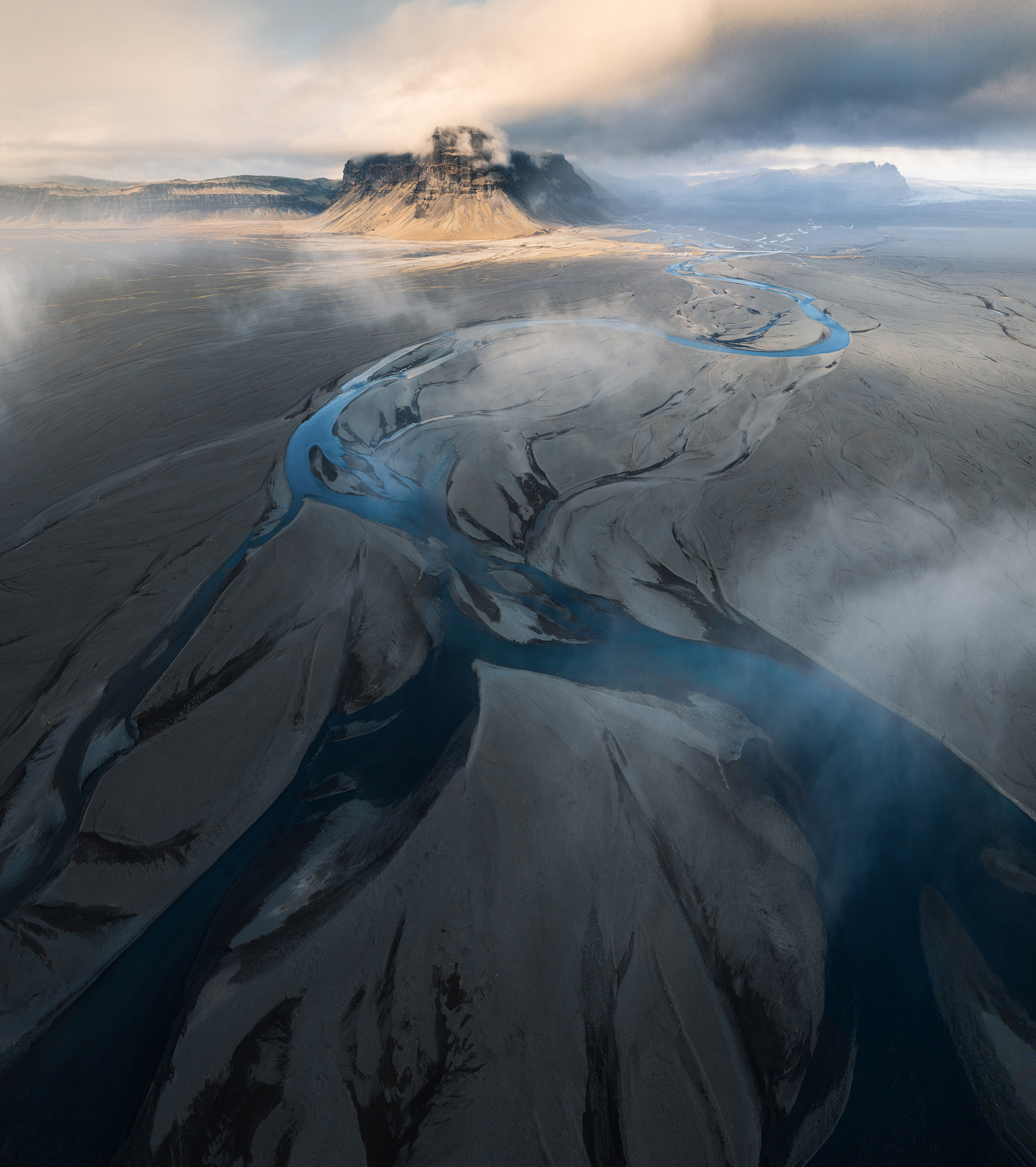 Moon and Mars photographed by Daniele Ceravolo, Italy Location Details: Iceland, Skaftafell Glacier, Skaftafell National Park