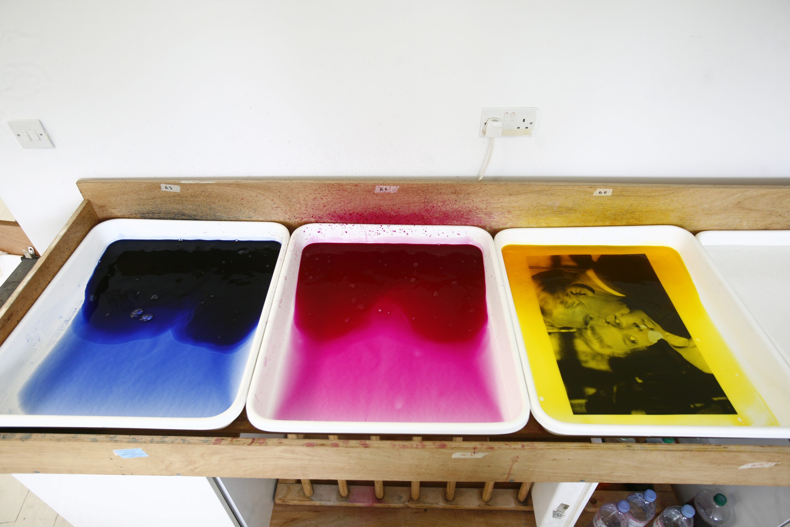 Dye transfer printing trays containing cyan, magenta, and yellow dyes